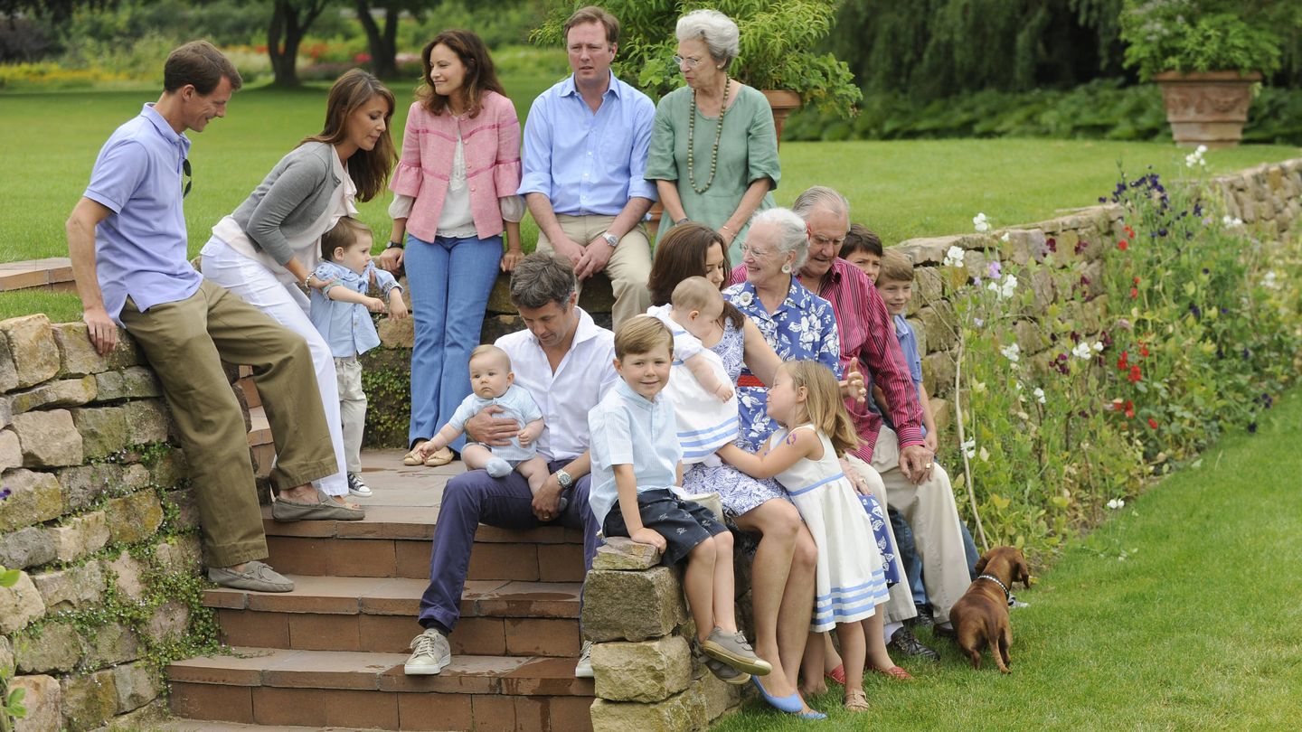 Gustavo y Carina, junto a la familia real danesa en el posado veraniego de 2011. (Getty)
