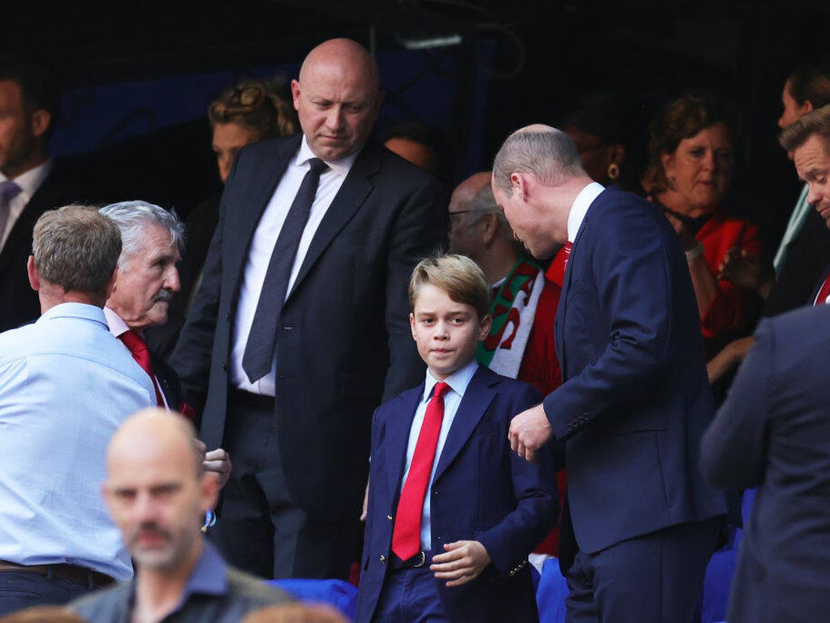 Foto: El príncipe George, con su padre en el estadio de Marsella. (IG)