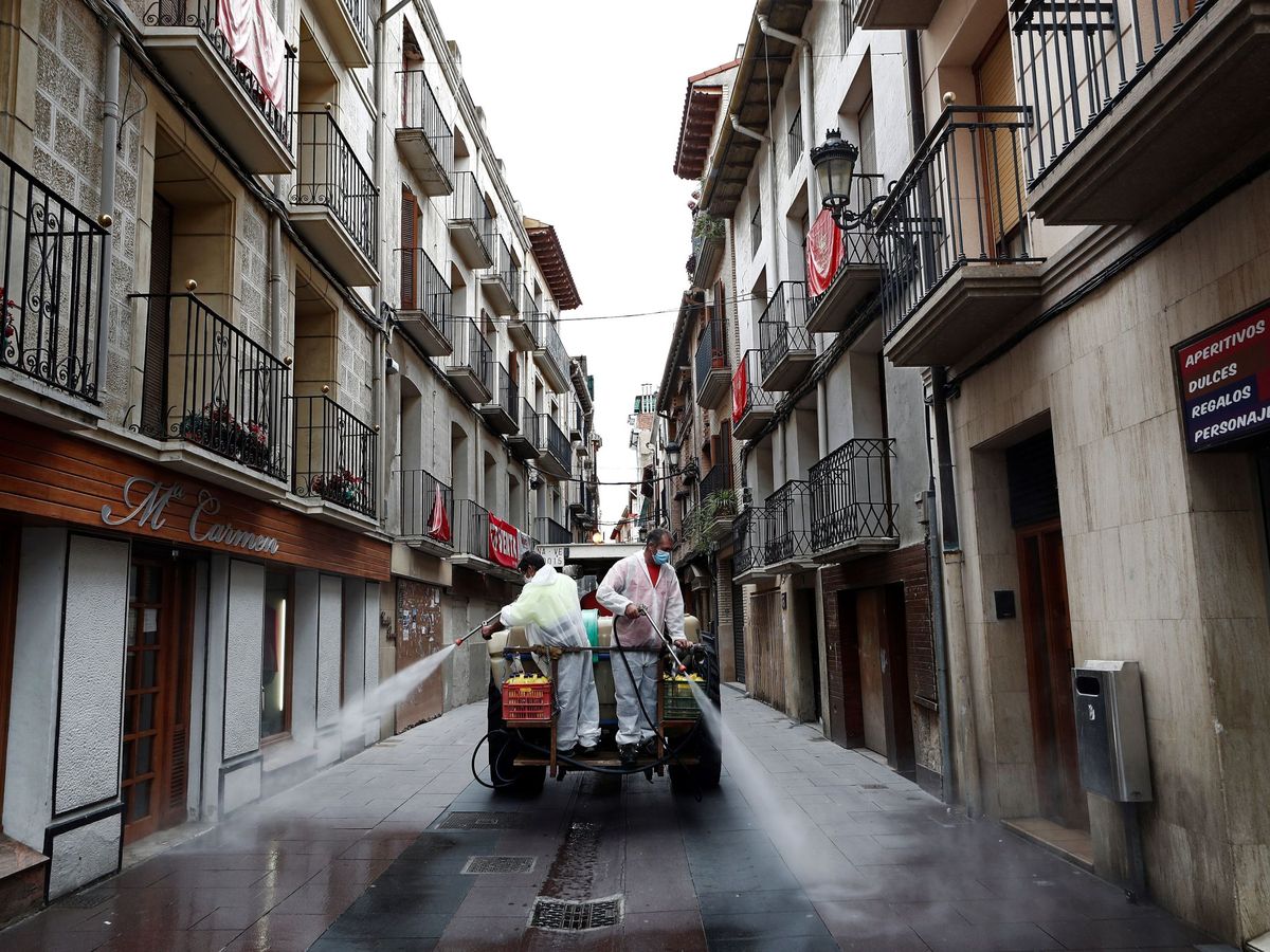 Foto: Operarios del Ayuntamiento de Peralta desinfectan las calles. (EFE)