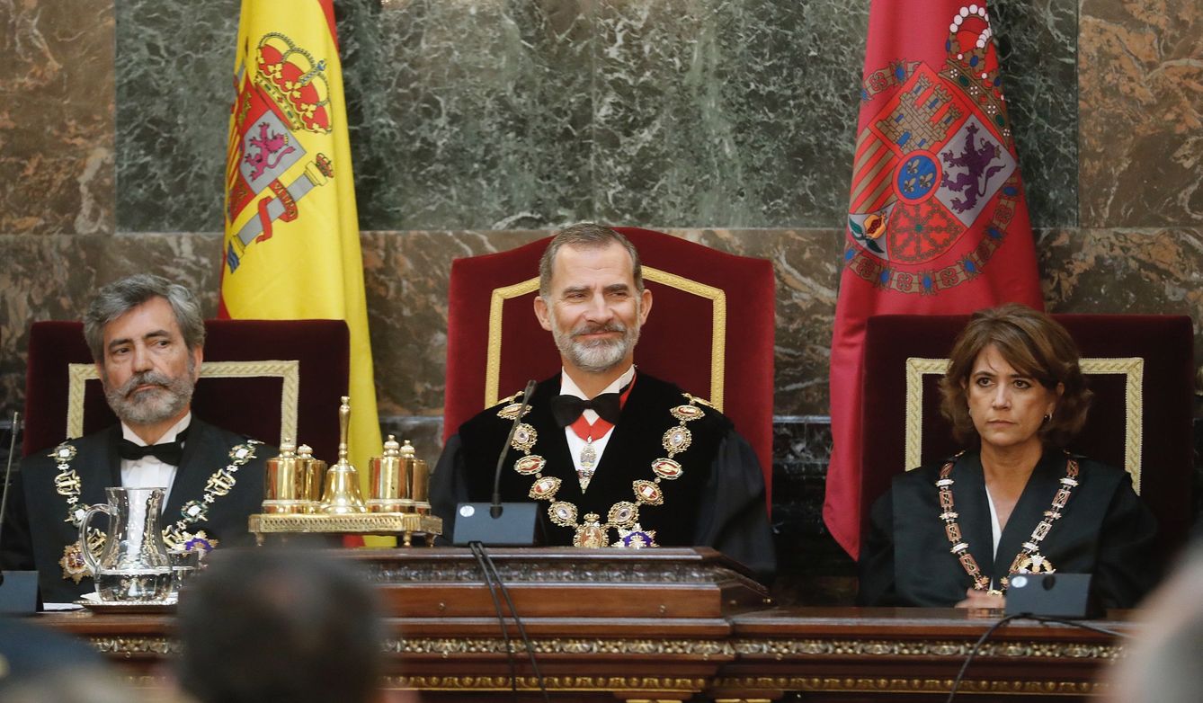 Carlos Lesmes, el Rey y Dolores Delgado, en el acto de inauguración del año judicial. (EFE)