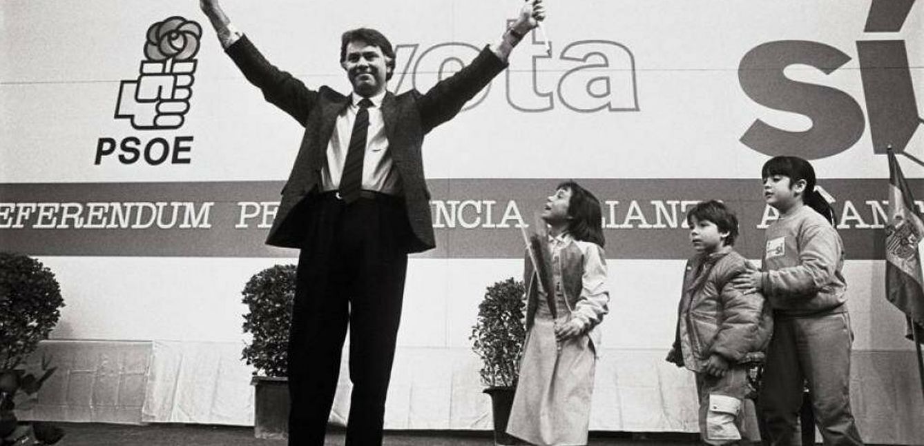 Felipe González celebra el triunfo de las elecciones generales de 1982.