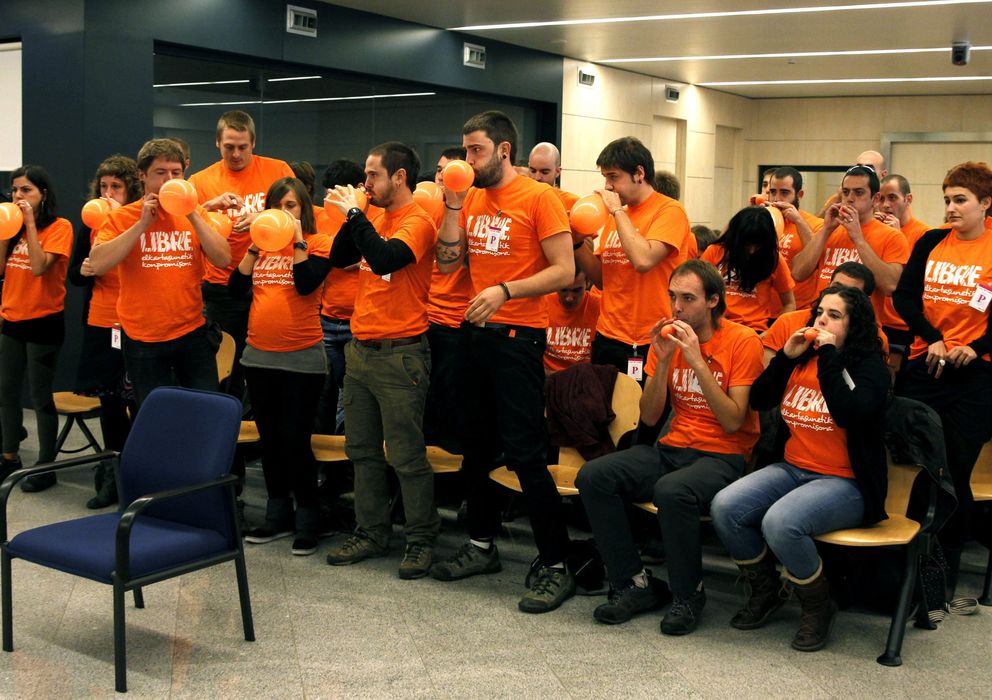 Foto: Los acusados de segi lanzan globos en el juicio (Efe)