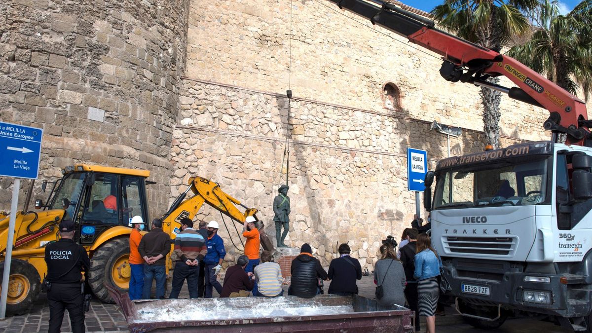 El choque político enturbia la retirada de la última estatua de Franco de una calle
