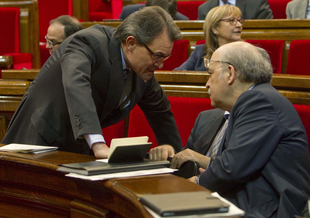 Foto: El presidente catalán, Artur Mas, conversa con el conseller de Economía, Andreu Mas-Colell. (Efe)