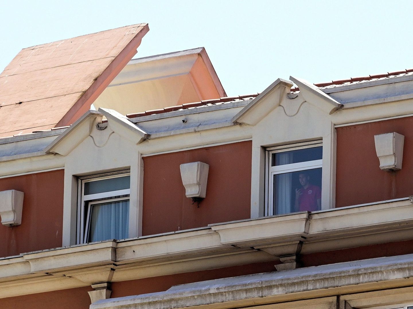 Un jugador del Fuenlabrada se asoma a la ventana de su habitación del hotel de A Coruña. (EFE)