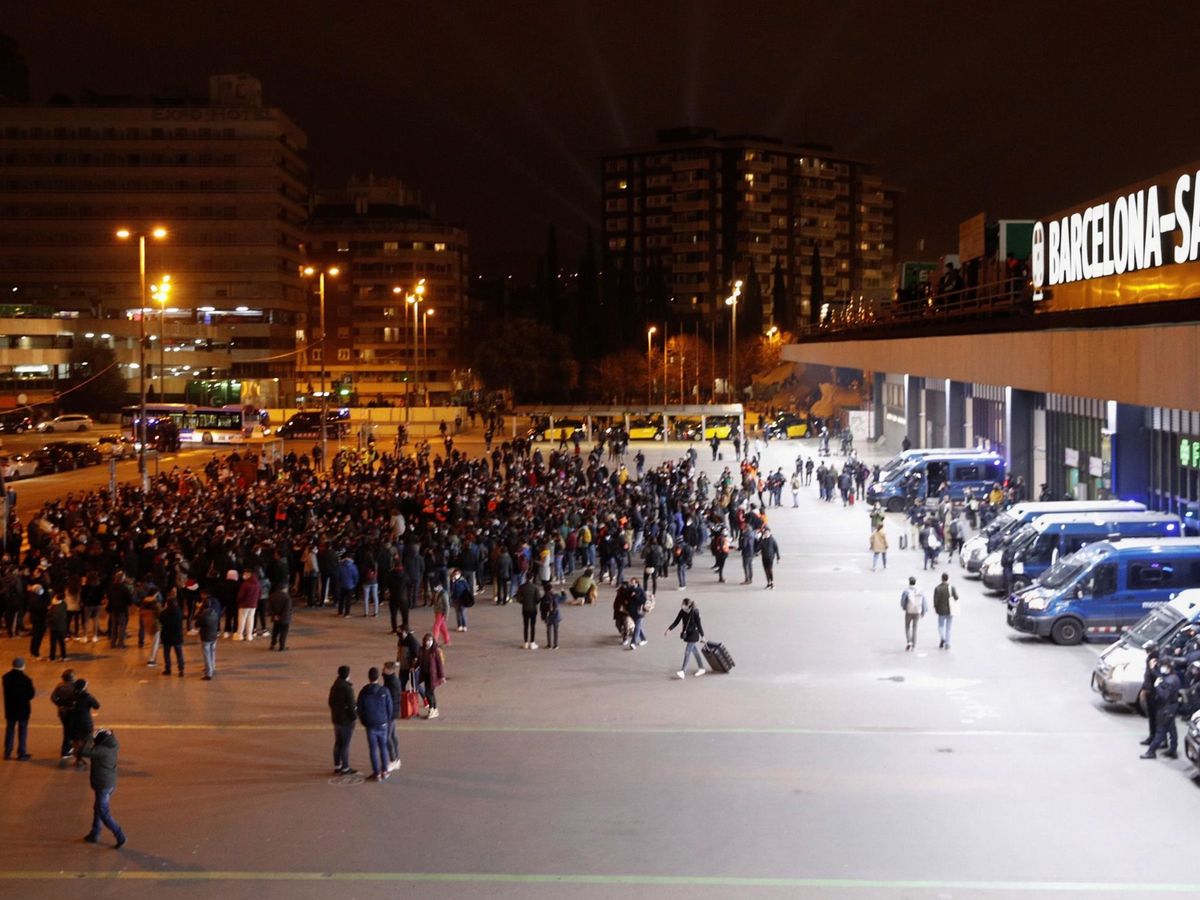 Foto: Vista de la estación de Sants, en Barcelona, durante la manifestación celebrada ayer. (EFE)