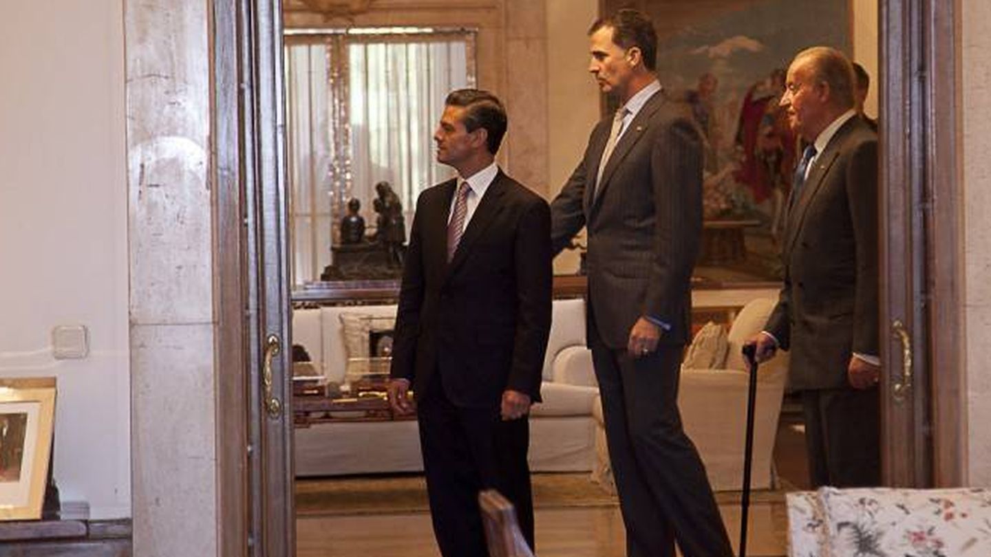  La puerta que da a la otra sala y la foto de Juan Carlos con los otros soberanos. (Gobierno de México)