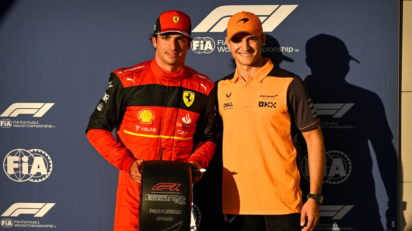 Palou, feliz en un circuito junto a Carlos Sainz. (Reuters/Hamad I Mohammed)
