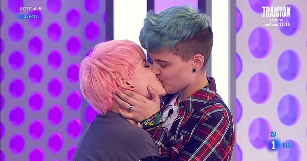 Foto: Marina besa a su novio, Bastián, en 'OT 2017'. (RTVE)