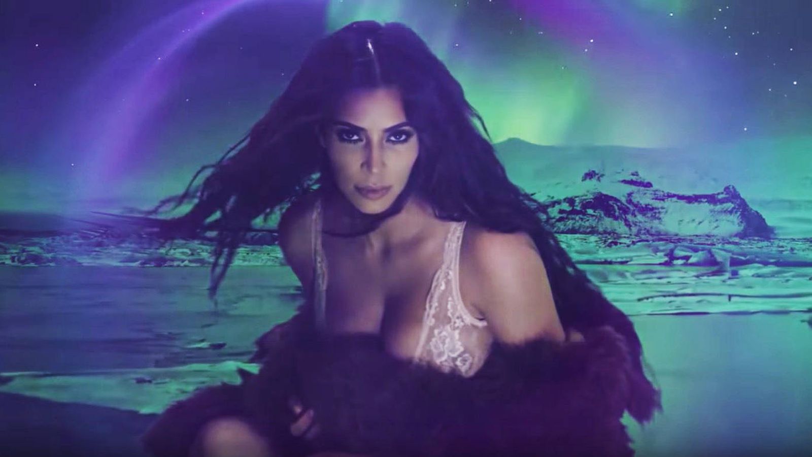 Foto: Kim Kardashian en una imagen del vídeo calendario de 'Love'
