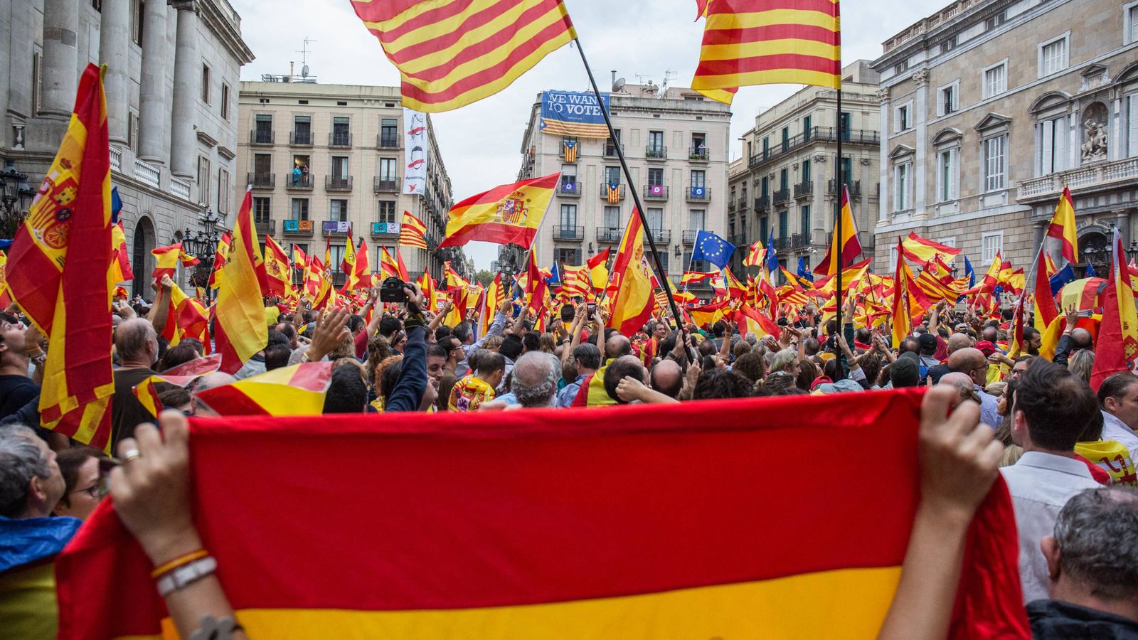 Foto: Banderas españolas inundan la plaza Sant Jaume de Barcelona. (David Brunat)