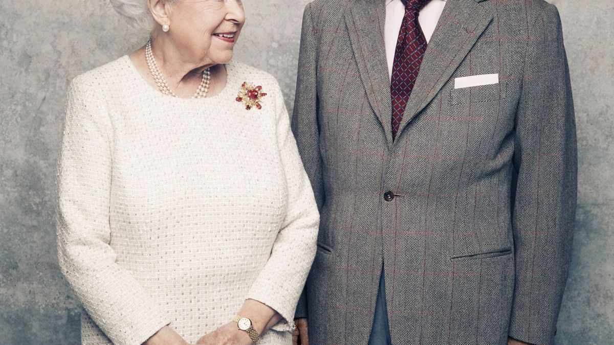 Isabel II y el duque de Edimburgo posan por el 70 aniversario de un matrimonio marcado por la infidelidad