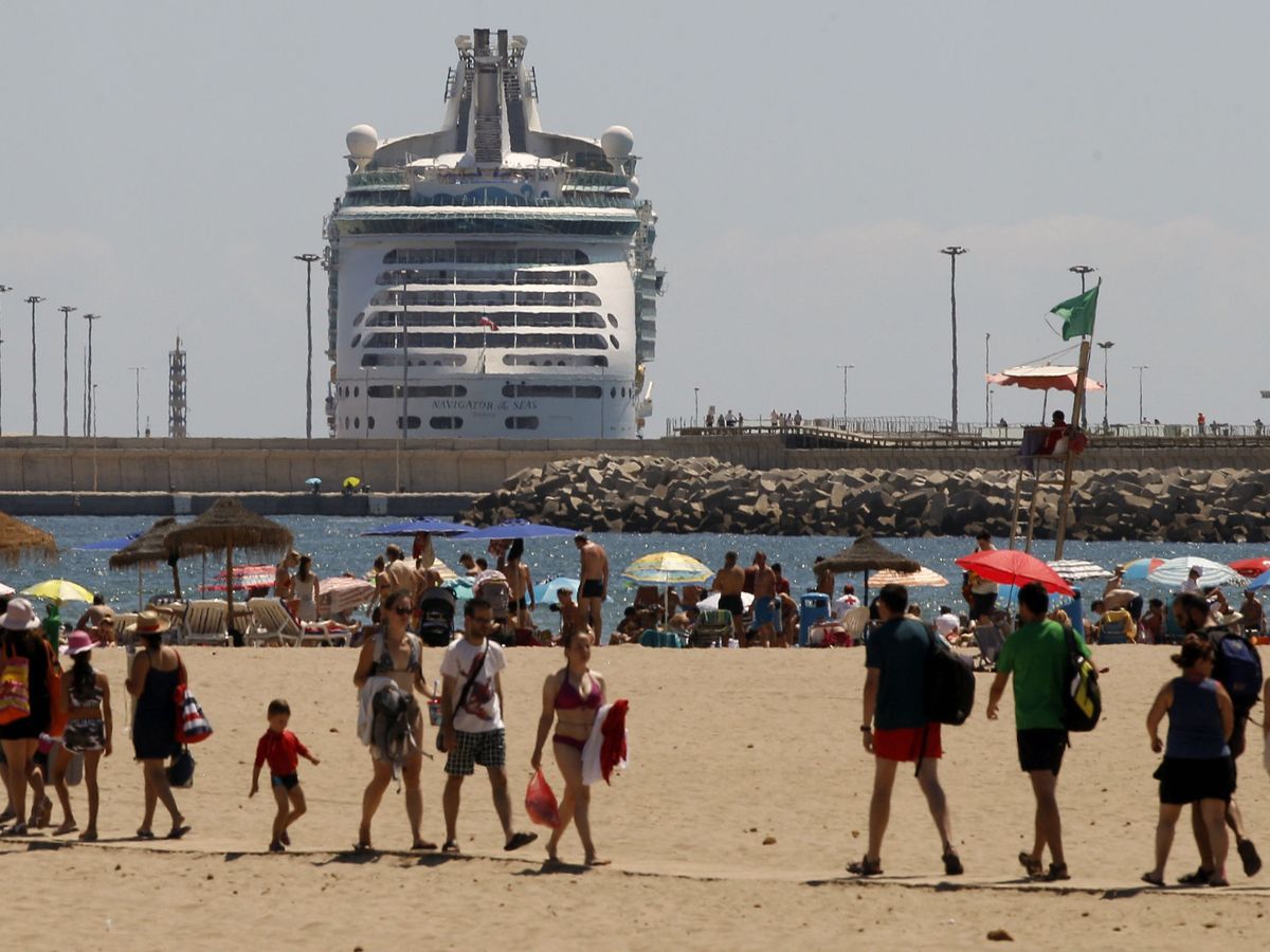 Foto: Un crucero entra en el puerto de Valencia junto a la playa de la Malvarrosa. (EFE)
