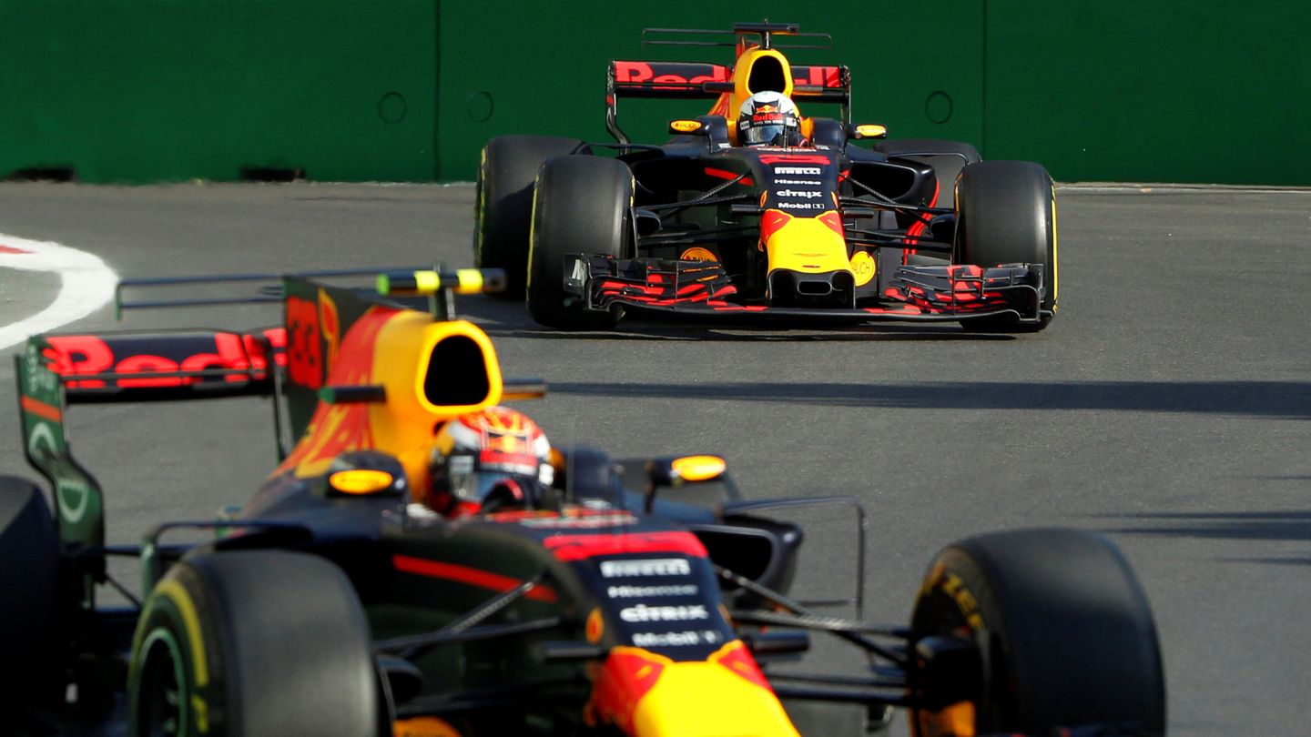 Verstappen, 'escoltado' por Ricciardo durante los libres. (REUTERS)