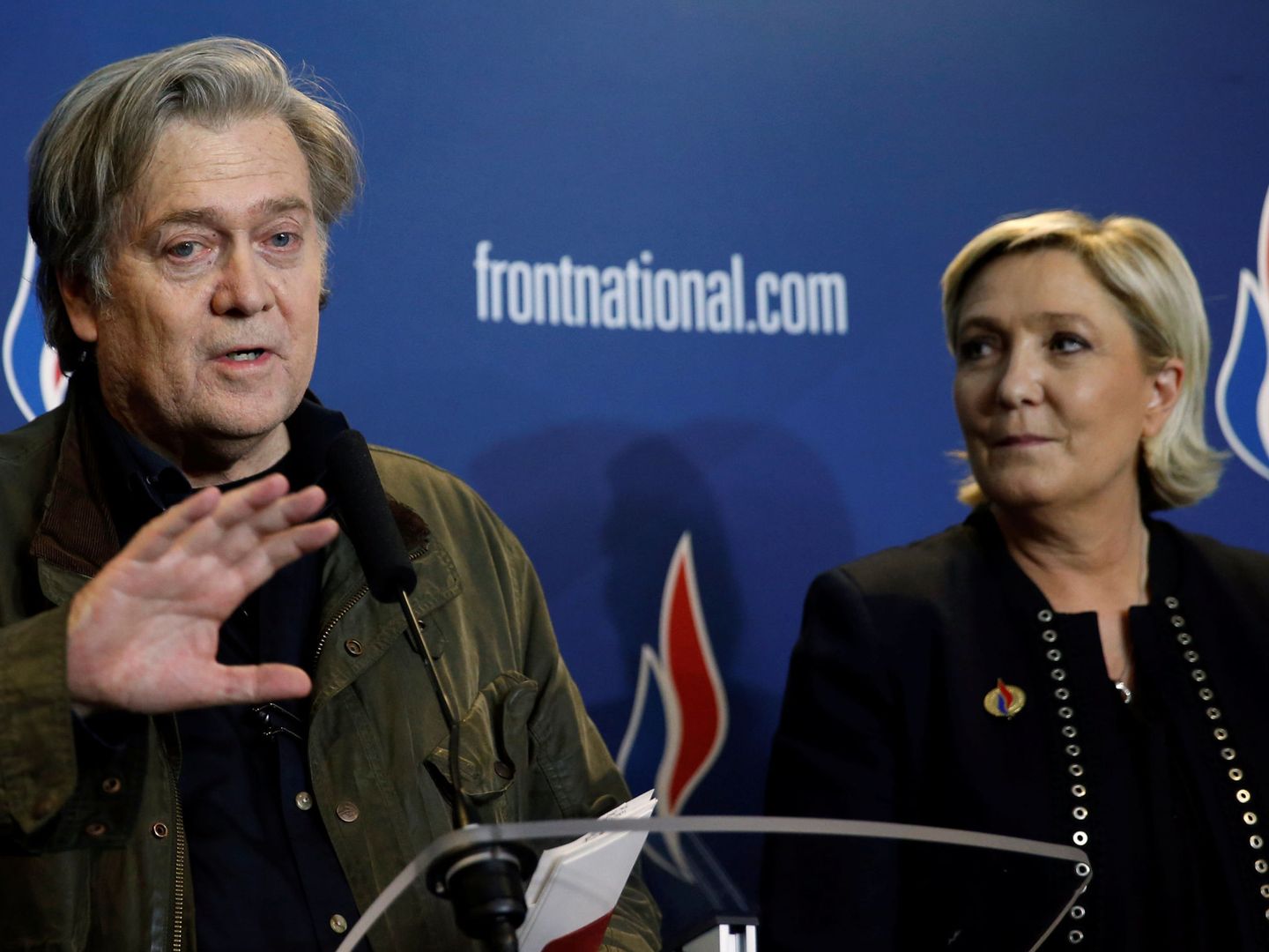 Marine Le Pen y Steve Bannon durante una rueda de prensa en la convención anual del Frente nacional, en Lille. (Reuters)