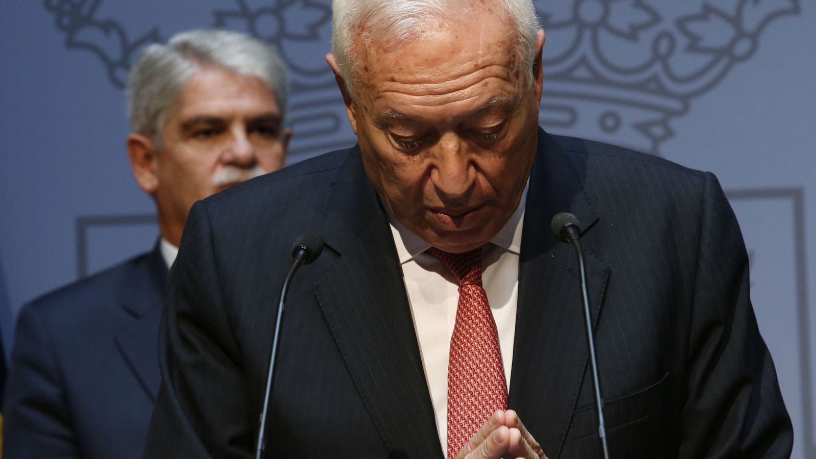 Foto: El ministro de Asuntos Exteriores y Cooperación, Alfonso Dastis (izda), escucha a su antecesor en el cargo, José Manuel García-Margallo. (EFE)