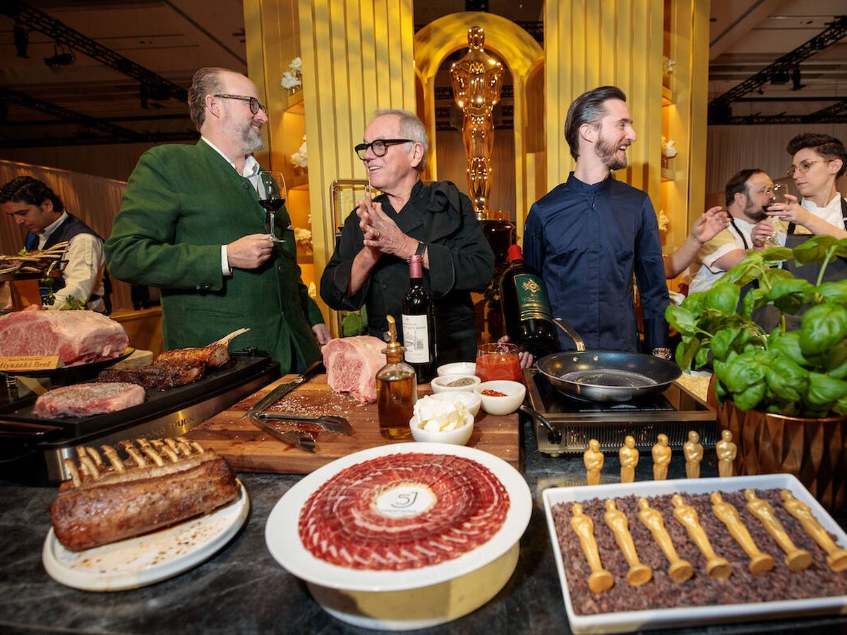 Foto: El equipo culinario comandado por Wolfgang Puck que incluirá la paella y el jamón ibérico en el menú de los Oscar (Academy of Motion Picture Arts and Sciences)