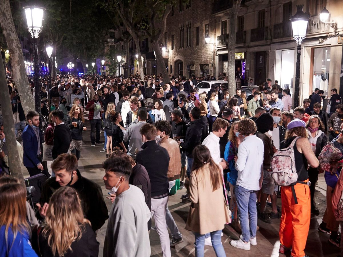 Foto: Centenares de jóvenes se agolpan en una calle de Barcelona. (EFE)