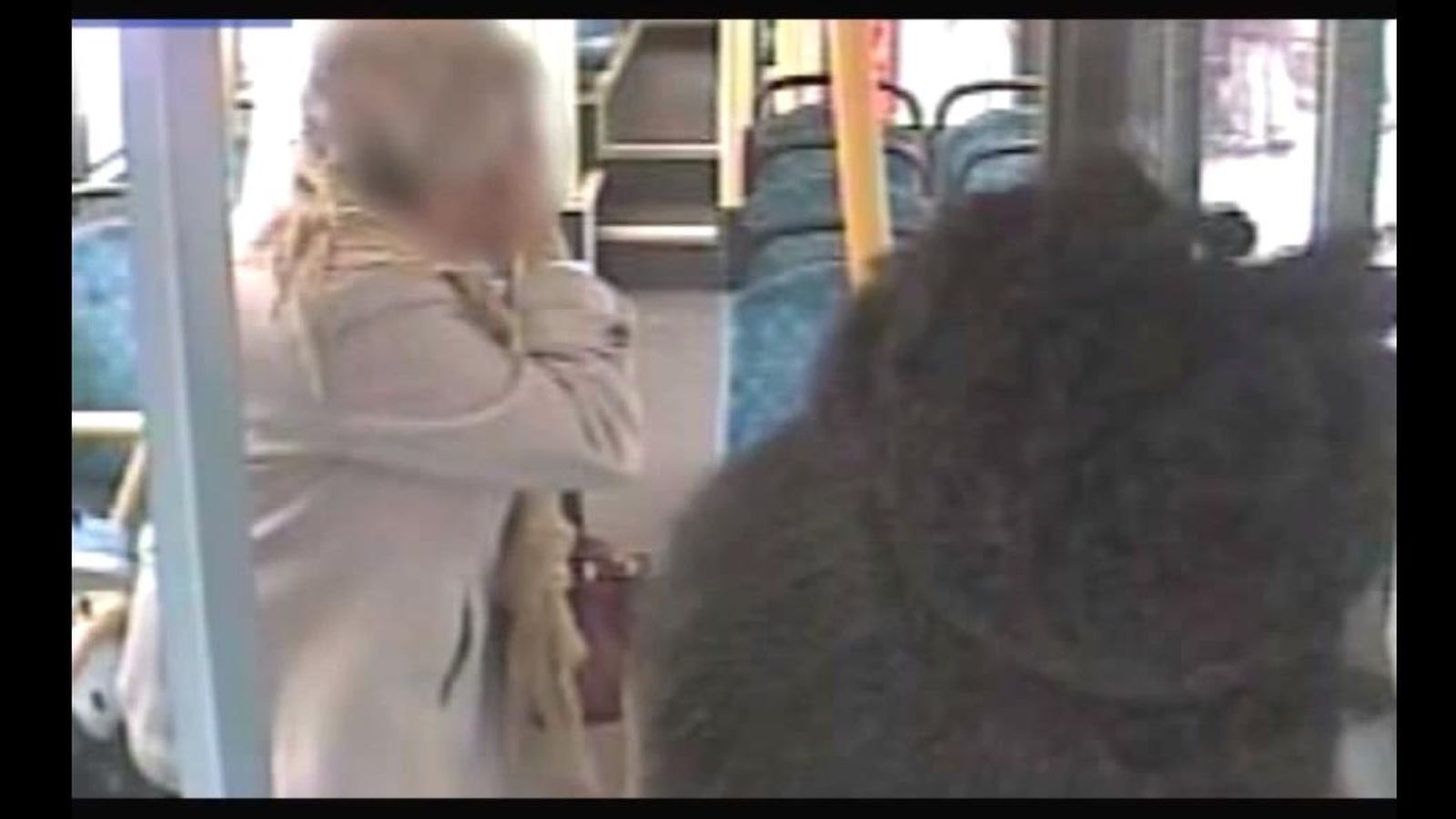 Foto: La anciana se lleva la mano a la cara después de recibir el golpe (Captura de YouTube)