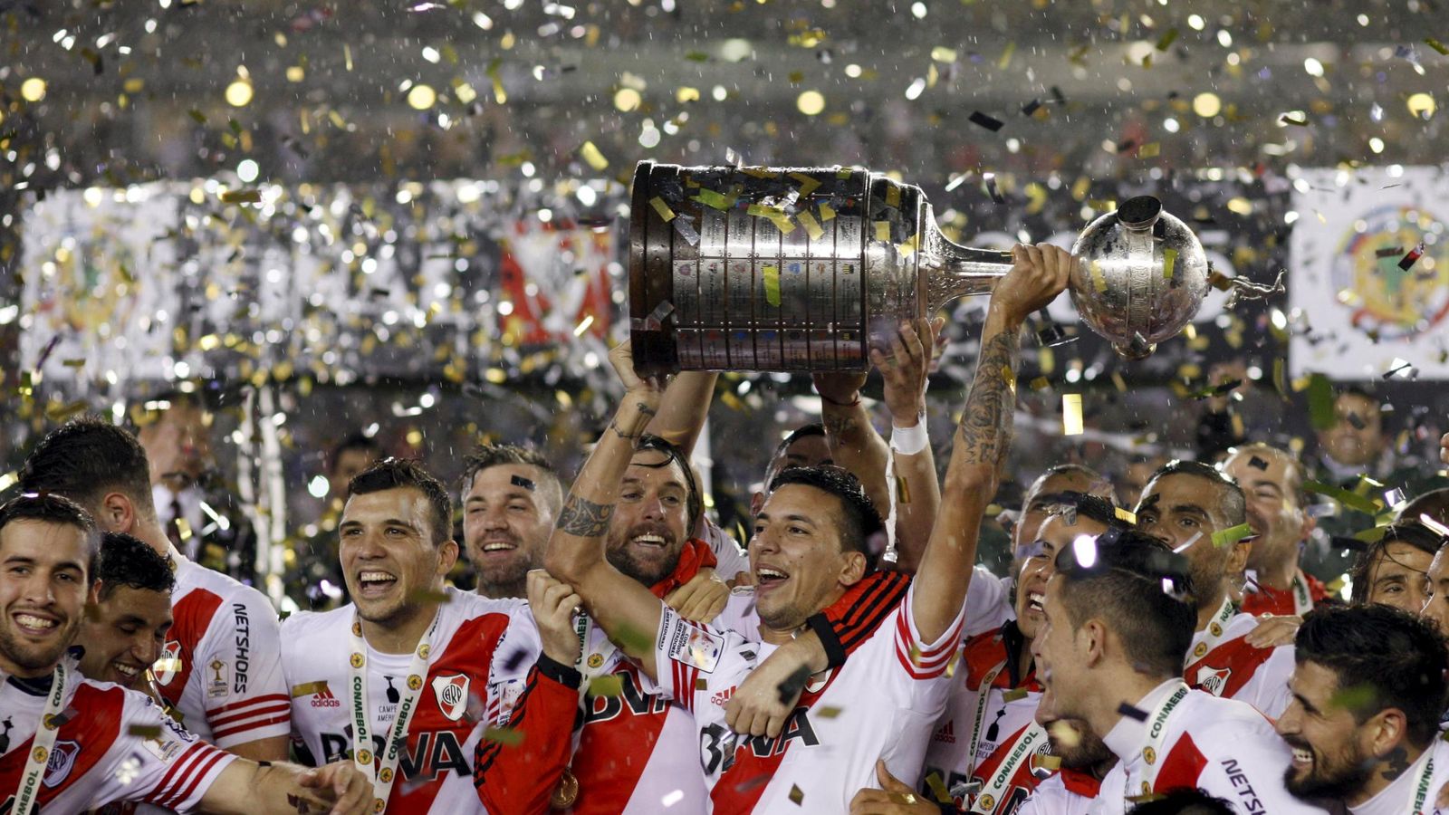 Foto: Los jugadores de River Plate con el título de campeones (Reuters).