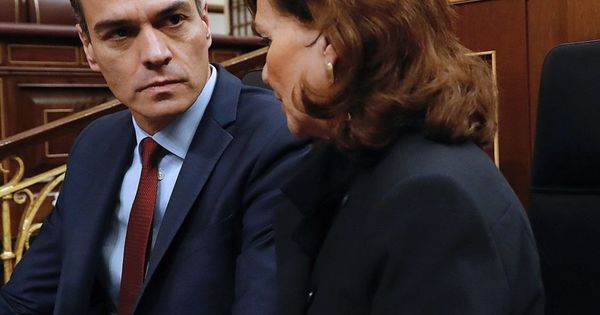 Foto: Pedro Sánchez conversa con su vicepresidenta, Carmen Calvo, este 27 de febrero en el pleno del Congreso. (EFE)