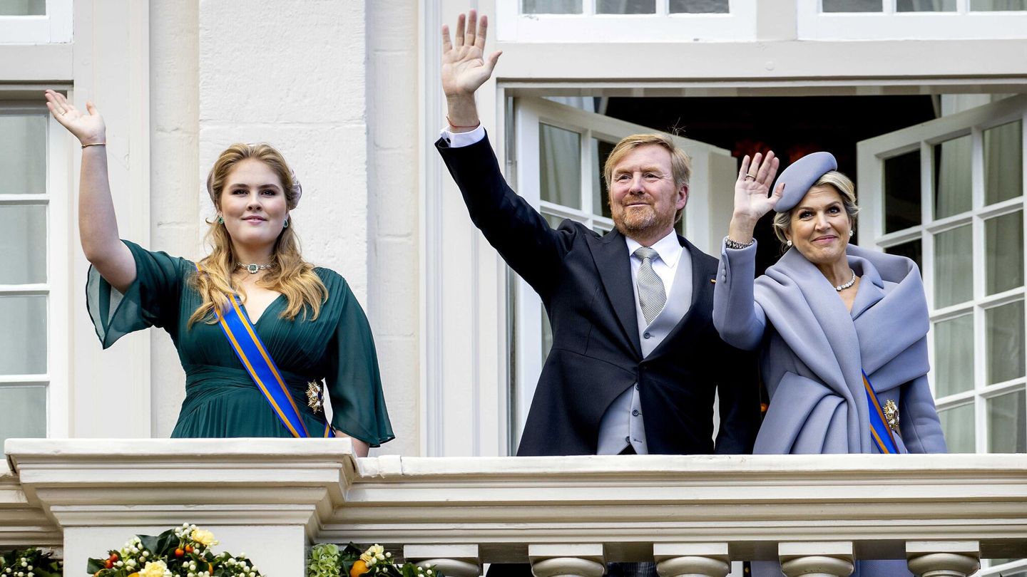 La princesa heredera Amalia, el rey Guillermo y la reina Máxima saludan en el Prinsjesdag. (EFE/Koen Van Weel)