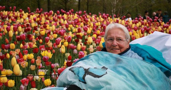 Foto: Una mujer cumpliendo su último deseo. (Wensambulance.nl)
