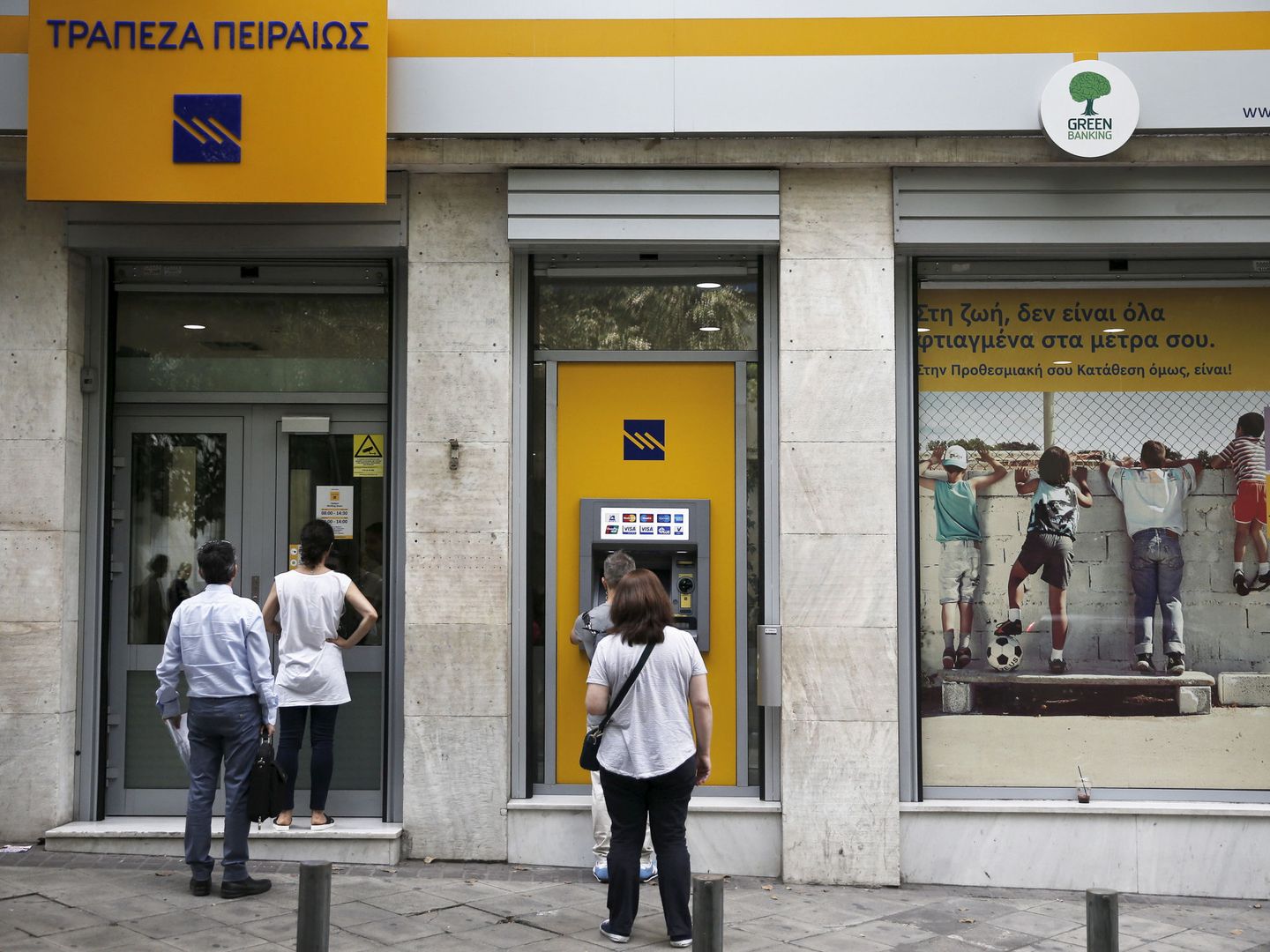 Más de la mitad de los créditos del Banco del Pireo, el más potente de Grecia, son morosos. (Reuters)