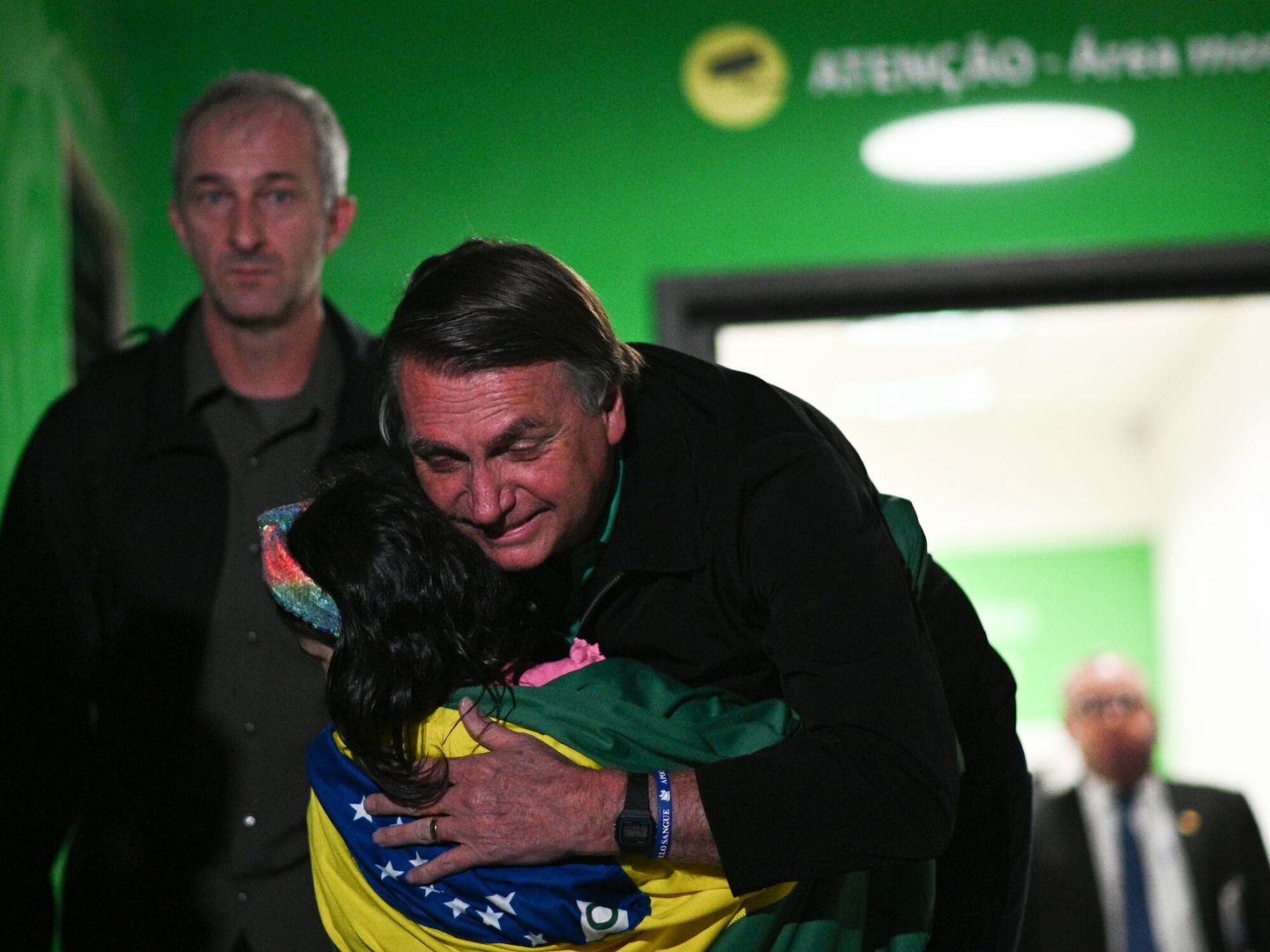 El expresidente de Brasil, Jair Bolsonaro, saluda una seguidora mientras sale del aeropuerto en Brasilia (Brasil). (EFE/Andre Borges)