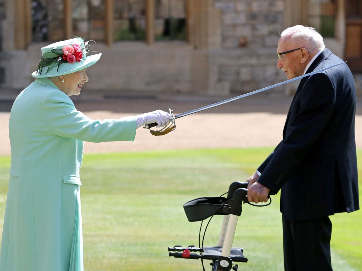 Foto: La reina Isabel invistió como caballero a Tom Moore en julio. (Reuters)