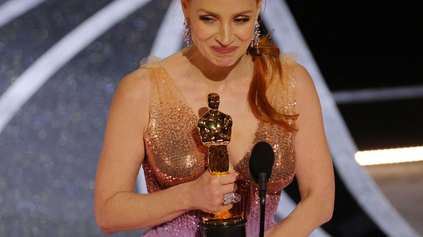 Jessica Chastain recibe el Oscar a mejor actriz protagonista. (Reuters/Brian Snyder)