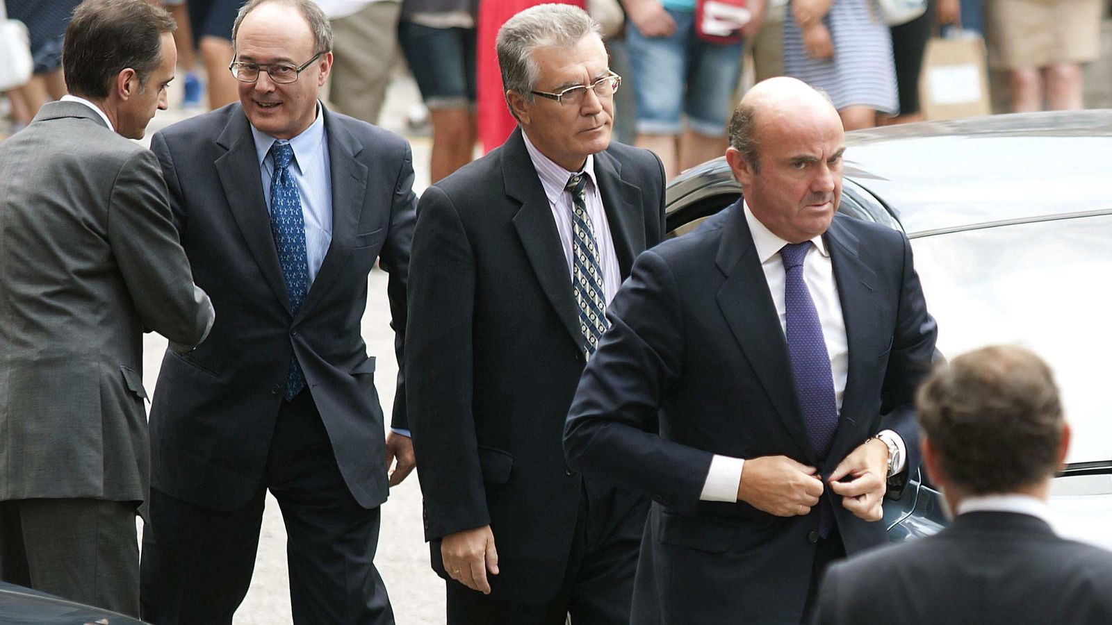 Foto: Luis Linde (segundo por la izquierda) y Luis de Guindos (derecha) en el funeral de Emilio Botín. (EFE)