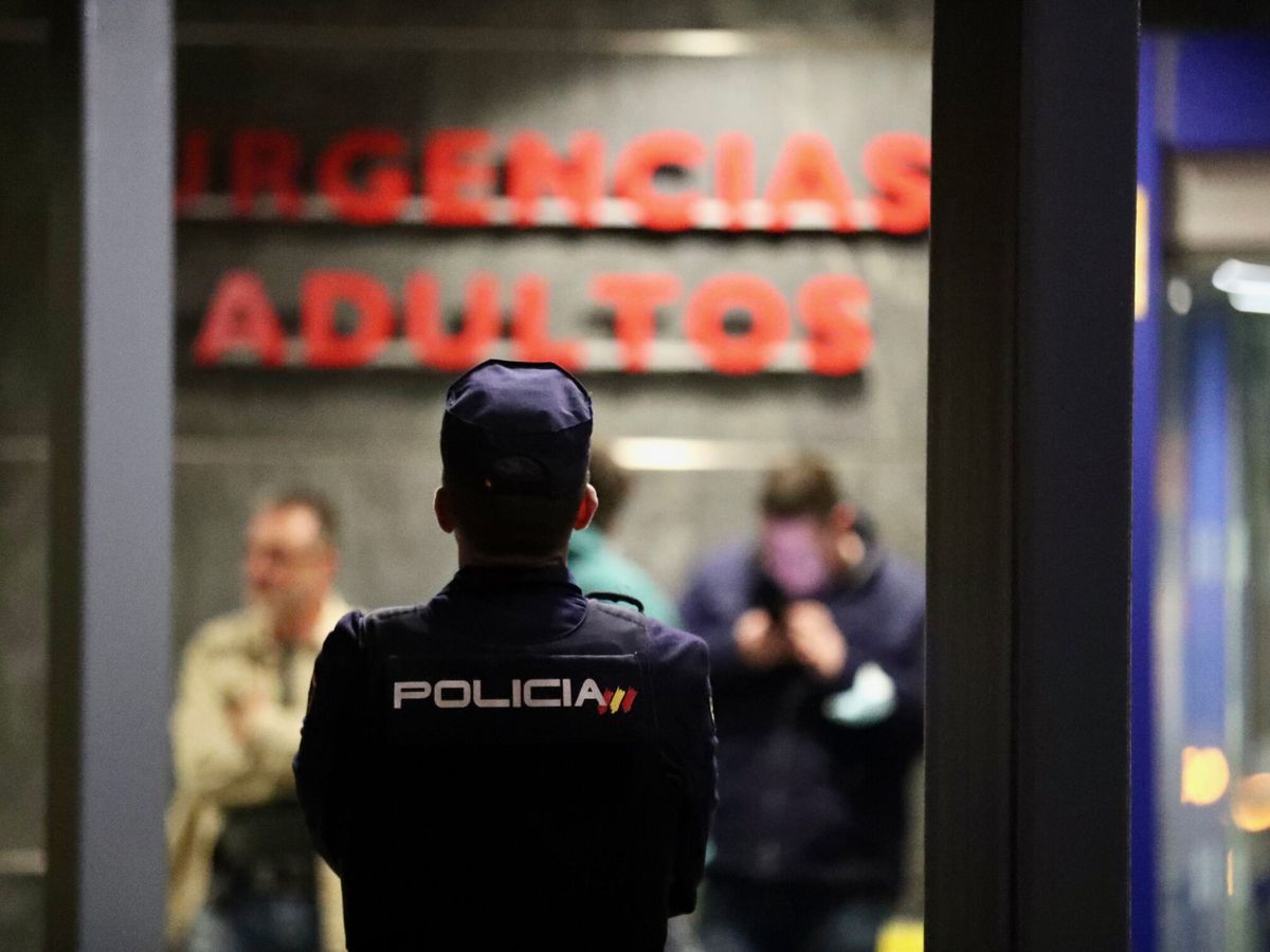 Foto: Un agente de la Policía, a las puertas de un centro hospitalario. (EFE/J.L.Cereijido)