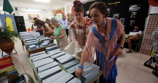 Foto: Dos mujeres vestidas de flamenca ejercen su derecho a voto en las elecciones. (EFE)