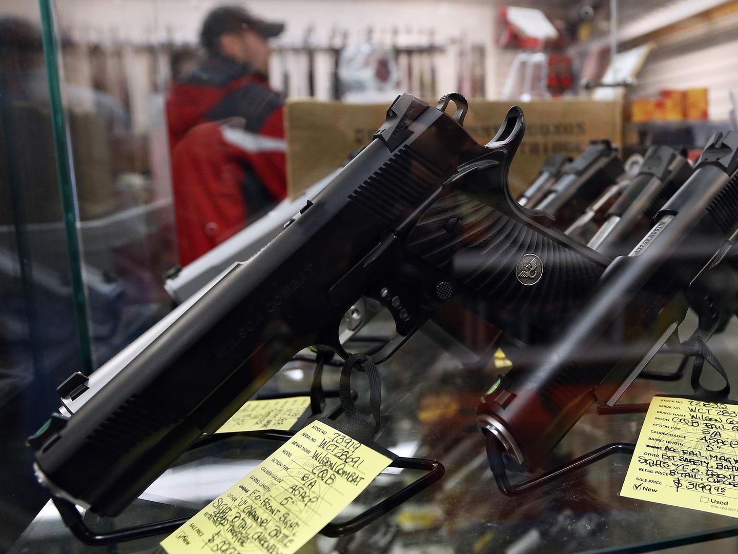 Pistolas del Calibre 45 en un mostrador del Coliseum Gun Traders Ltd., ubicado en Uniondale, Nueva York. (Reuters)