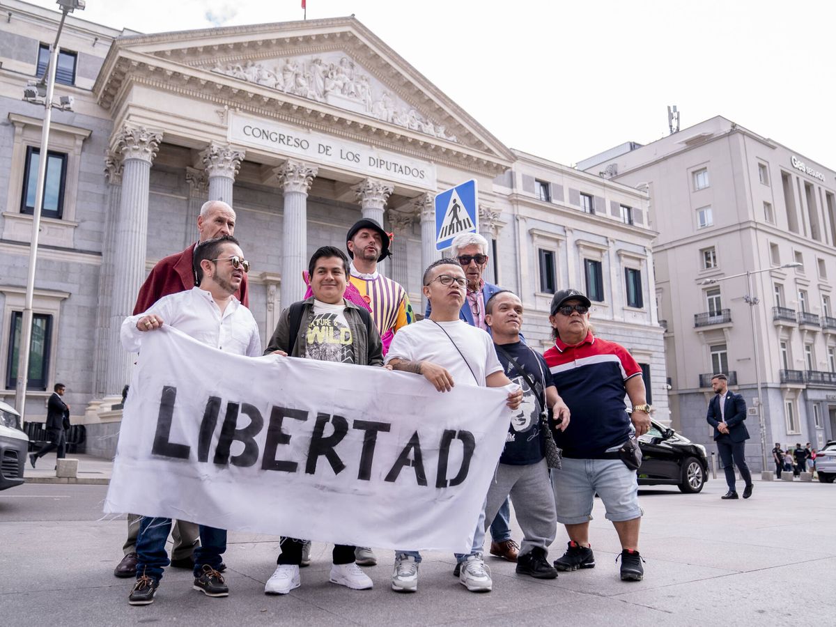 Foto: Un grupo de 'bomberos-toreros' protesta frente a las puertas del Congreso de los Diputados el pasado mes de abril. (EP/A. Pérez Meca)