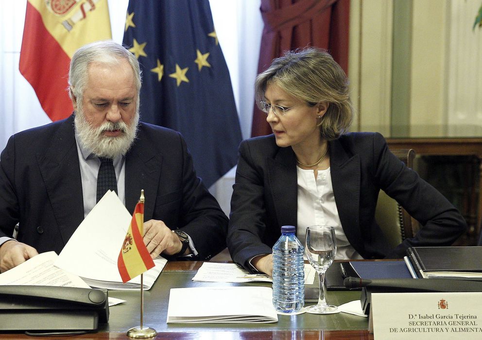 Foto: Miguel Arias Cañete junto a la actual ministra de Agricultura, Alimentación y Medio Ambiente, Isabel García Tejerina, en 2013. (EFE)