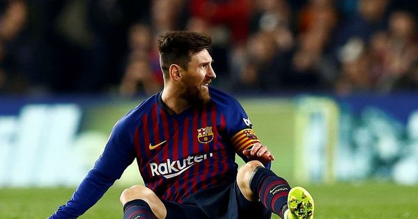Foto: Messi se duele en el partido contra el Madrid. (EFE) 