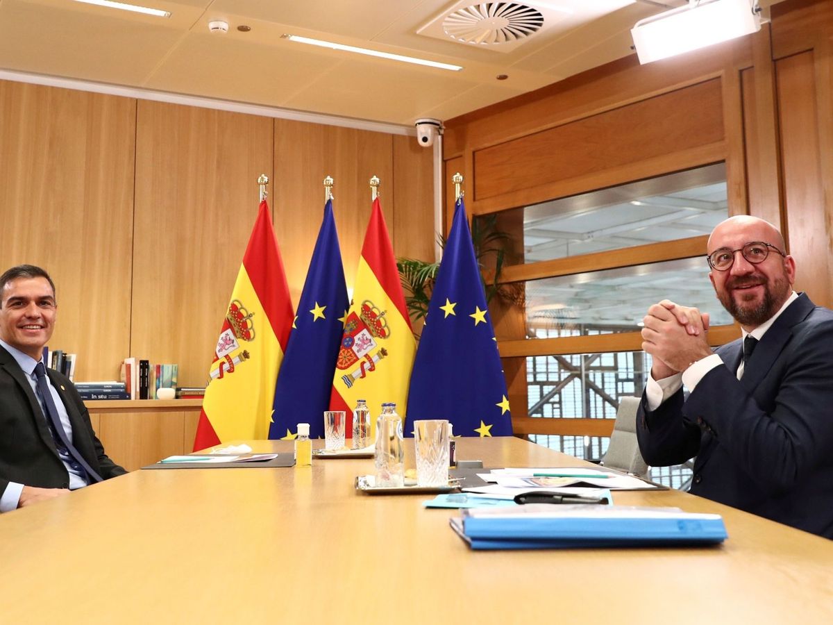 Foto: El presidente del Gobierno, Pedro Sánchez (i), junto al presidente del Consejo Europeo, Charles Michel, durante la reunión que celebraron este jueves en Bruselas. (EFE)