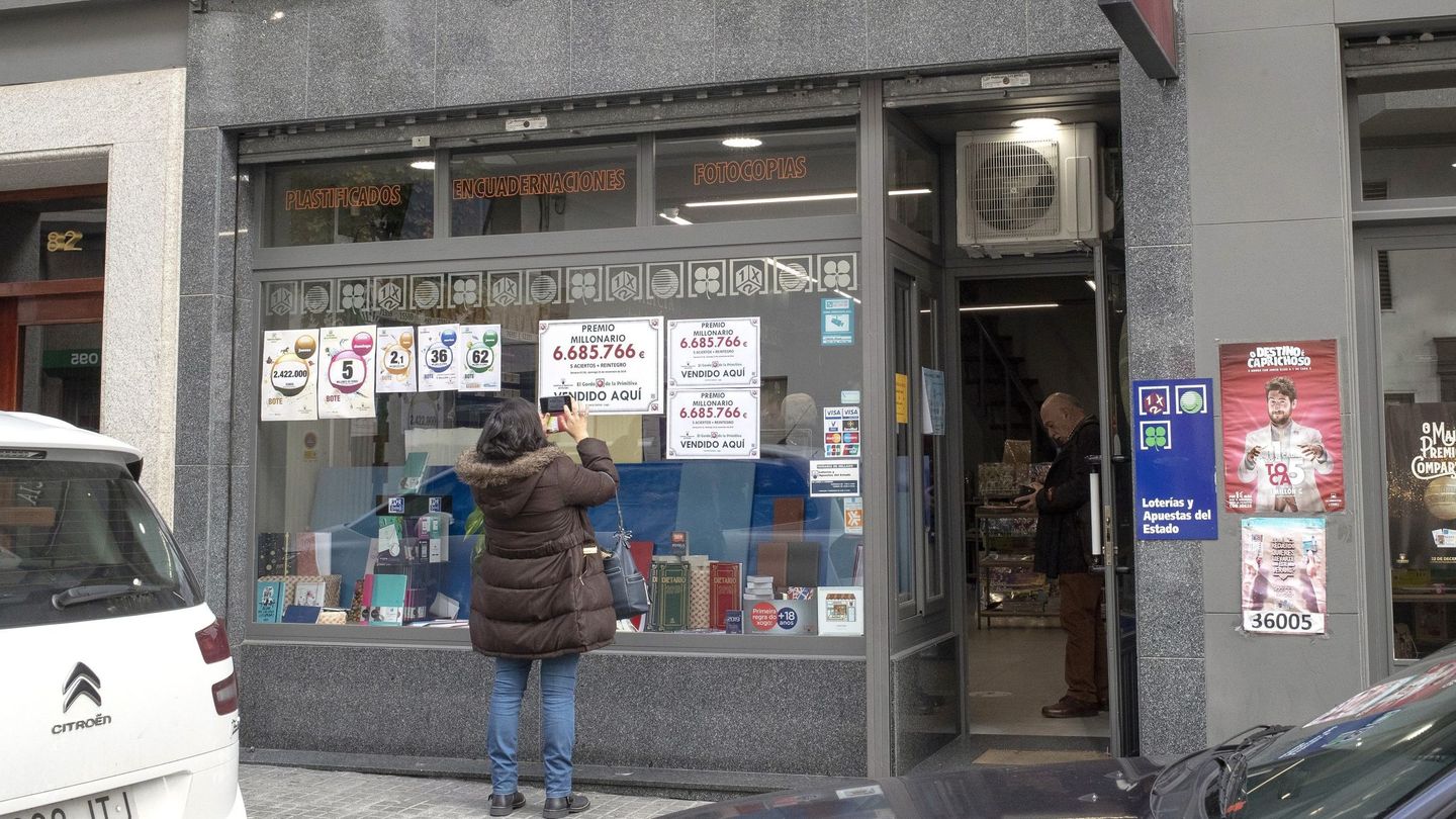 Fachada de la Librería Galicia, donde una persona ha sido la ganadora de los 6,6 millones de euros del gordo de la Lotería Primitiva. (EFE/Eliseo Trigo)
