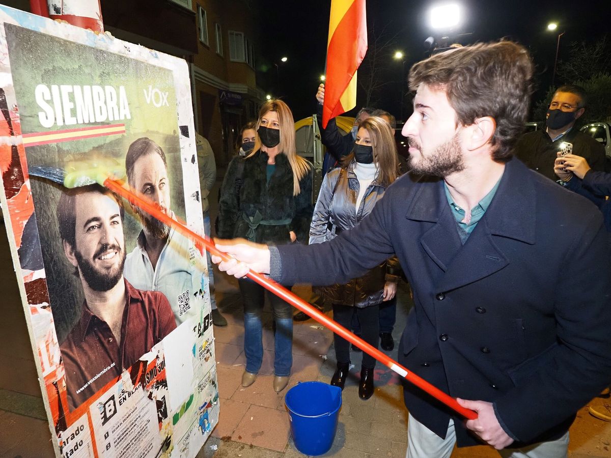 Foto: García-Gallardo, durante la pegada de carteles en Castilla y León. (EFE/R. GARCÍA)