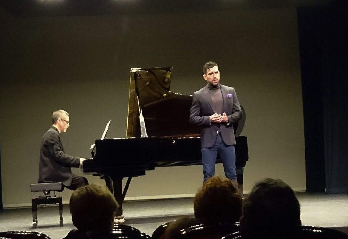 Emilio Manzanero con Aurelio Viribay al piano. 