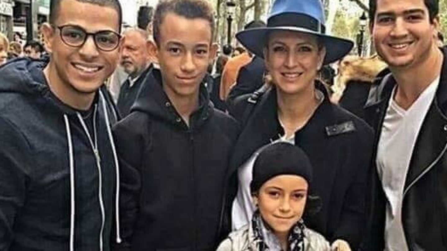 Lalla Salma y sus dos hijos, junto a otros familiares. 