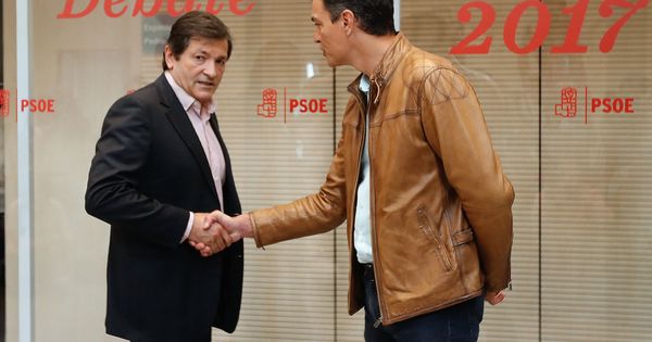 Foto: Javier Fernández, aún como presidente de la gestora del PSOE, recibe a Pedro Sánchez en Ferraz el día del debate, el pasado 15 de mayo. (EFE)
