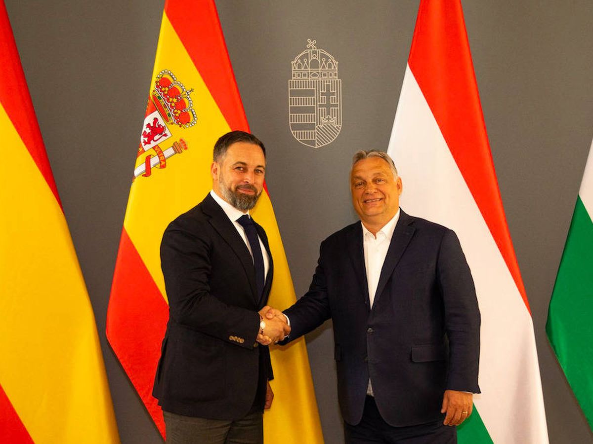Foto: El líder de Vox. Santiago Abascal (i), saluda al primer ministro de Hungría, Viktor Orban, en Budapest. (Vox)