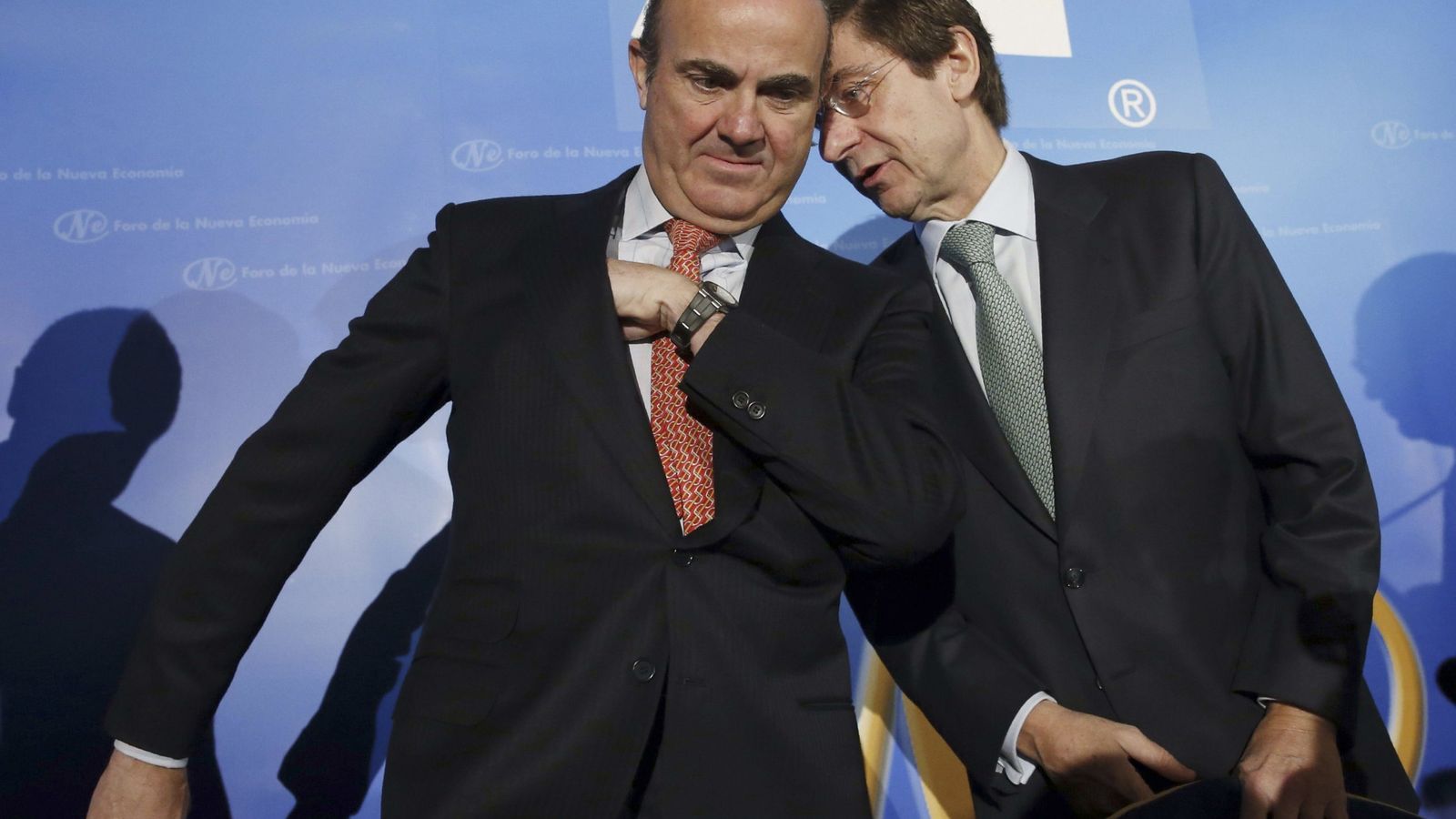 Foto: El ministro de Economía, Luis de Guindos (i) y el presidente de Bankia, José Ignacio Goirigolzarri. (EFE)