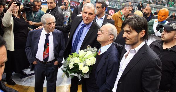 Foto: Homenaje a Obradovic en 2014 con Pavlos (izquierda), Thanasis (segundo por la derecha) y Dimitris Giannakopoulos (primero por la derecha), actual presidente del Panathinaikos. (EFE)
