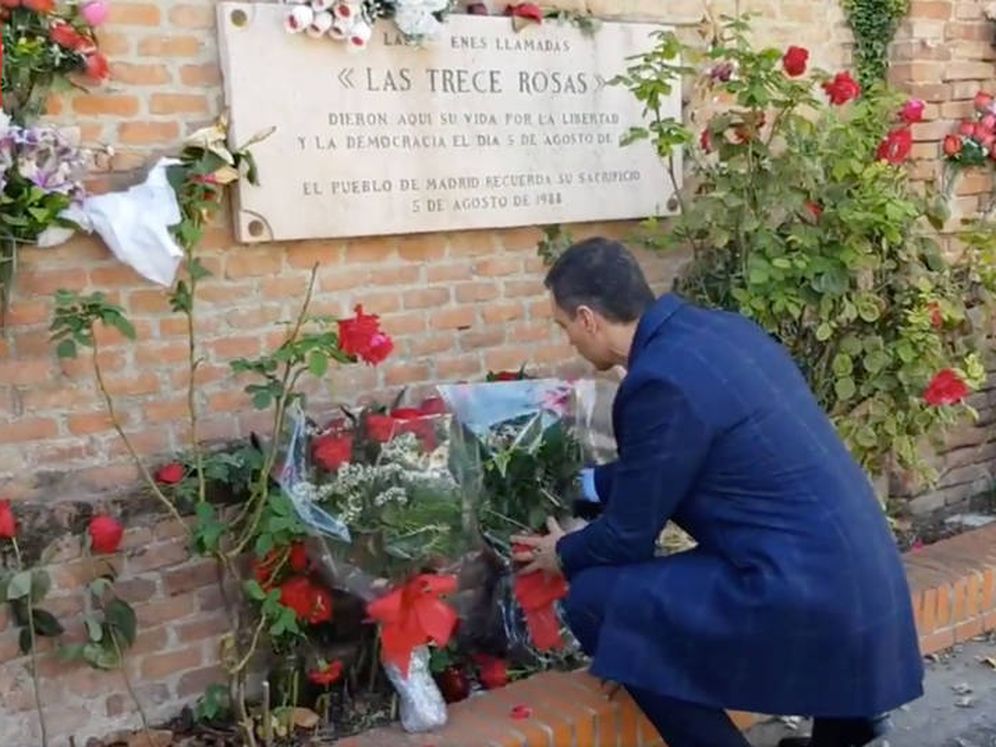 Foto: Pedro Sánchez rinde tributo a las Trece Rosas después de la exhumación de Franco, este 24 de octubre, en el cementerio de la Almudena. (PSOE)