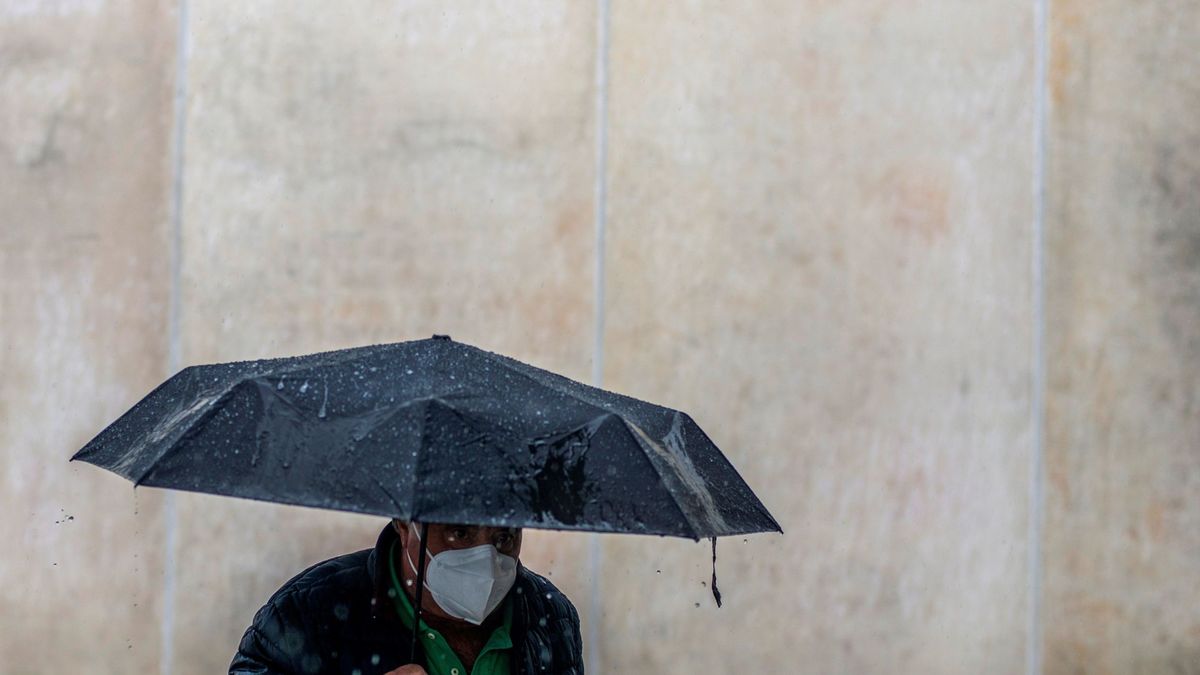 Llegan chubascos fuertes a Galicia y cinco provincias están en riesgo por lluvias y oleajes