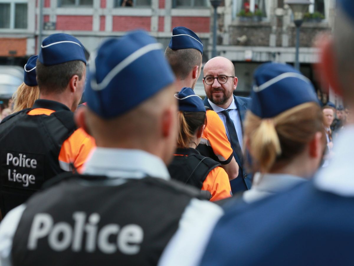 Foto: El primer ministro belga, Charles Michel, saluda a agentes (EFE/Stephanie Lecocq)